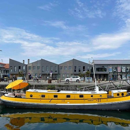Une Peniche Dans Le Bassin A Flot Du Vieux Port La Rochelle  Eksteriør bilde