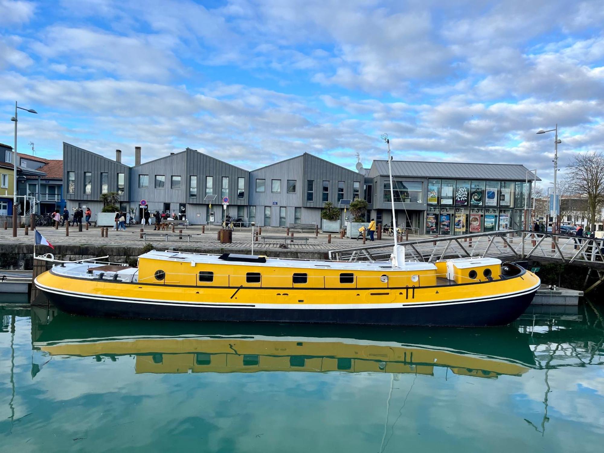 Une Peniche Dans Le Bassin A Flot Du Vieux Port La Rochelle  Eksteriør bilde