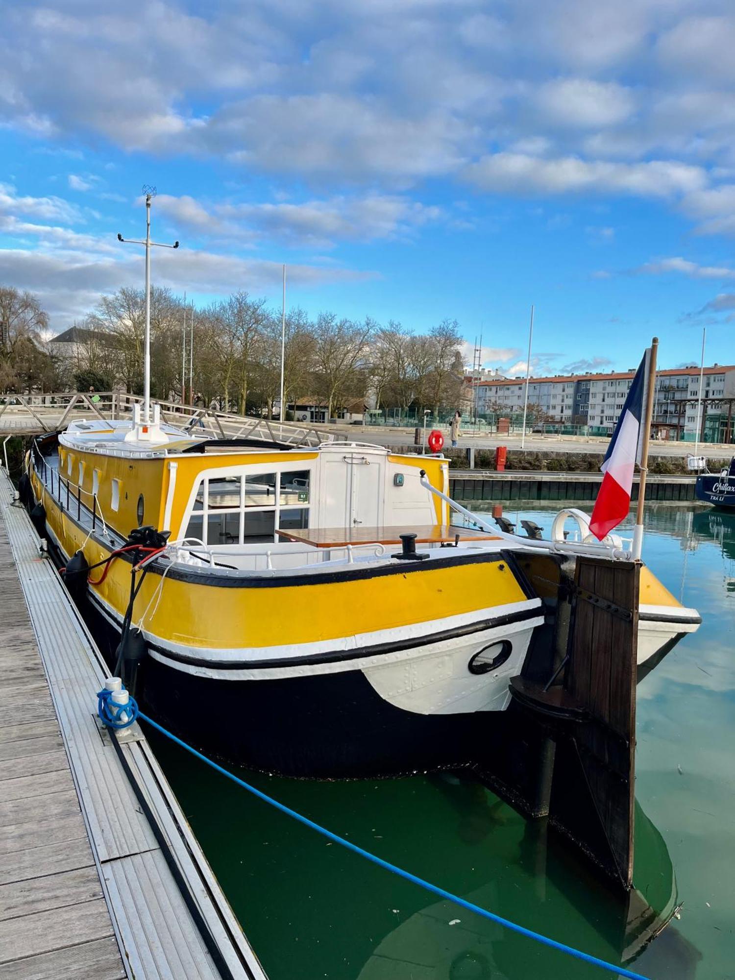 Une Peniche Dans Le Bassin A Flot Du Vieux Port La Rochelle  Eksteriør bilde