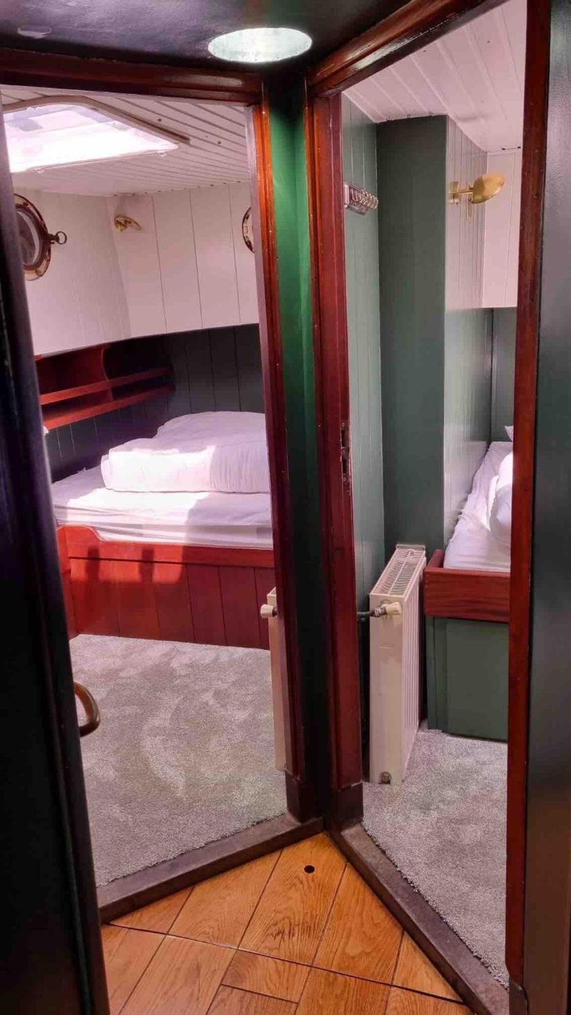 Une Peniche Dans Le Bassin A Flot Du Vieux Port La Rochelle  Eksteriør bilde