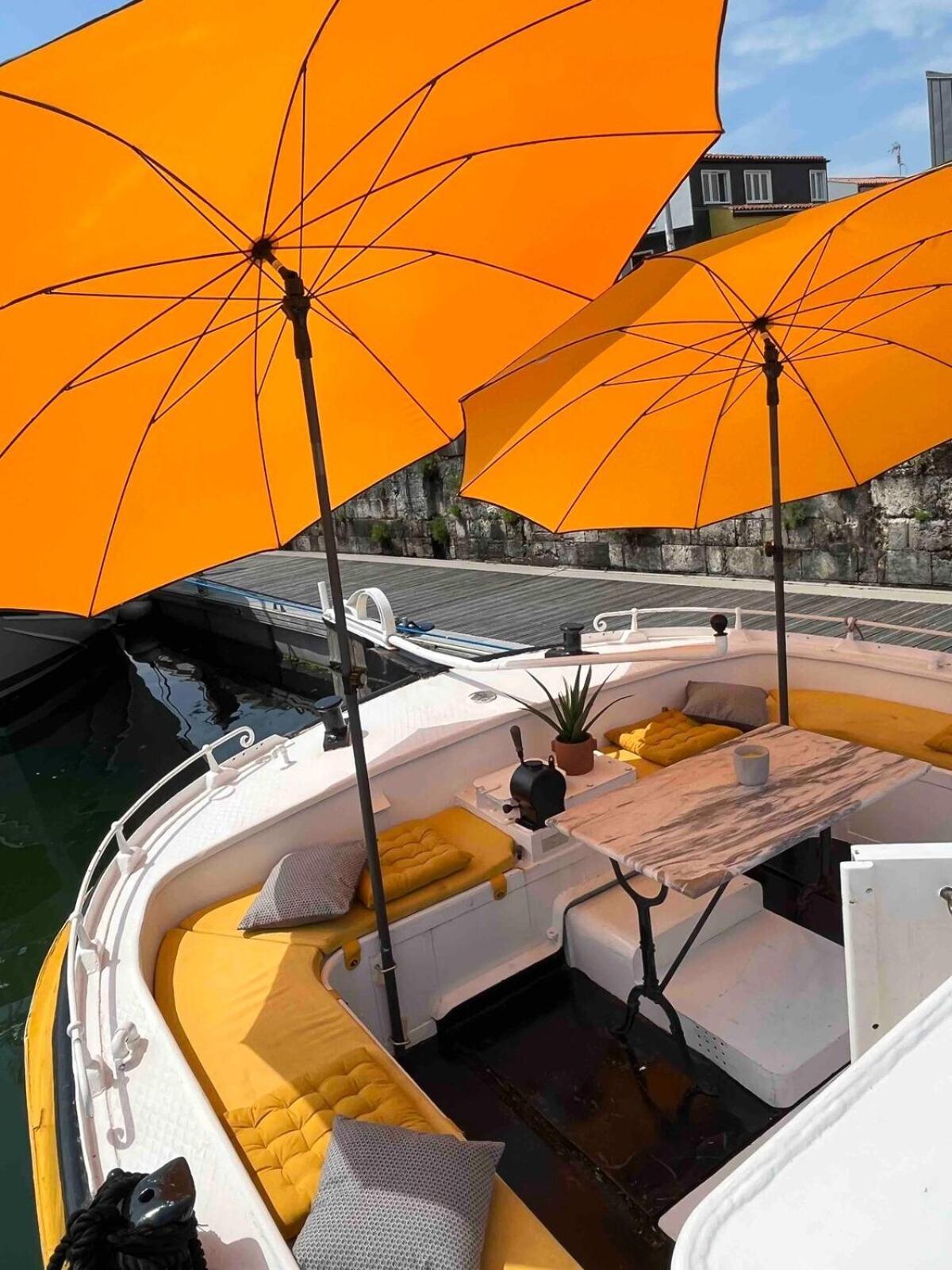 Une Peniche Dans Le Bassin A Flot Du Vieux Port La Rochelle  Eksteriør bilde
